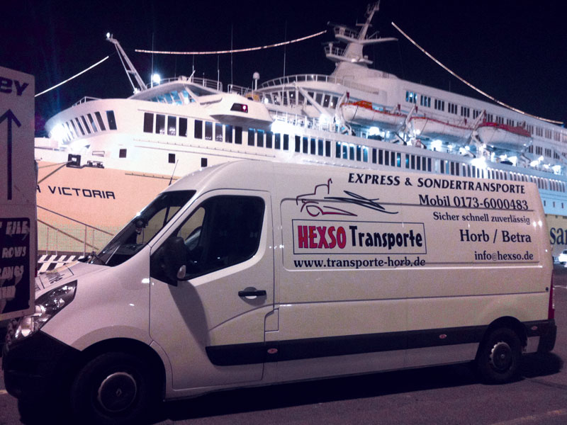 Weißer Transporter am Hafen bei Nacht