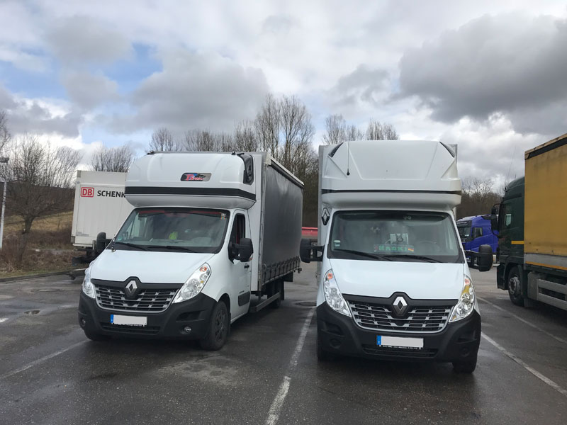 Zwei weiße Transporter auf Parkplatz